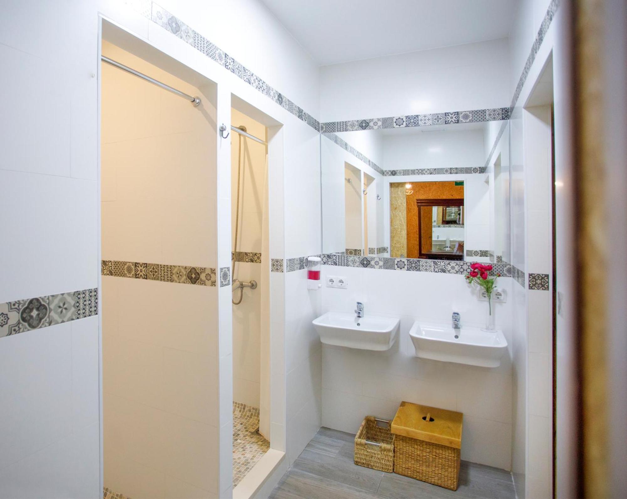 Cama en habitación compartida femenina de 8 camas